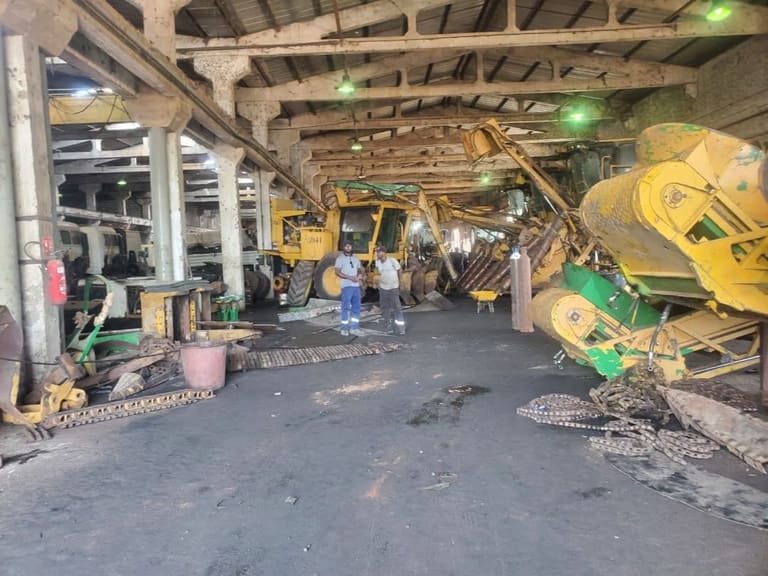 Atelier industriel avec pièces d'engins de chantier
